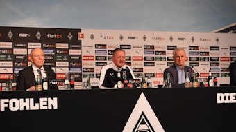 Rolf Königs, Roland Virkus und Rainer Bonhof bei einer Pressekonferenz.
