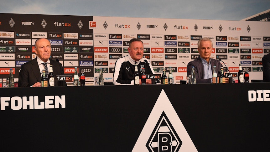 Rolf Königs, Roland Virkus und Rainer Bonhof bei einer Pressekonferenz.