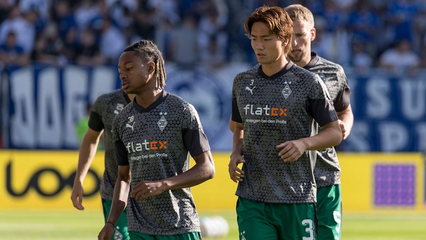 Yvandro Borges Sanches und Ko Itakura im Borussia-Trikot beim Aufwärmen.