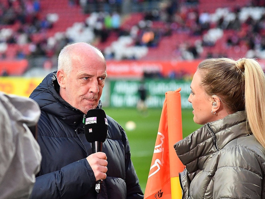 Sport 1-Experte Mario Basler am Mikrofon.