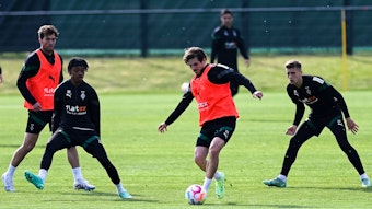 Jonas Hofmann im Training mit dem Ball. Yvandro Borges Sanches und Oscar Fraulo versuchen ihn zu stoppen.