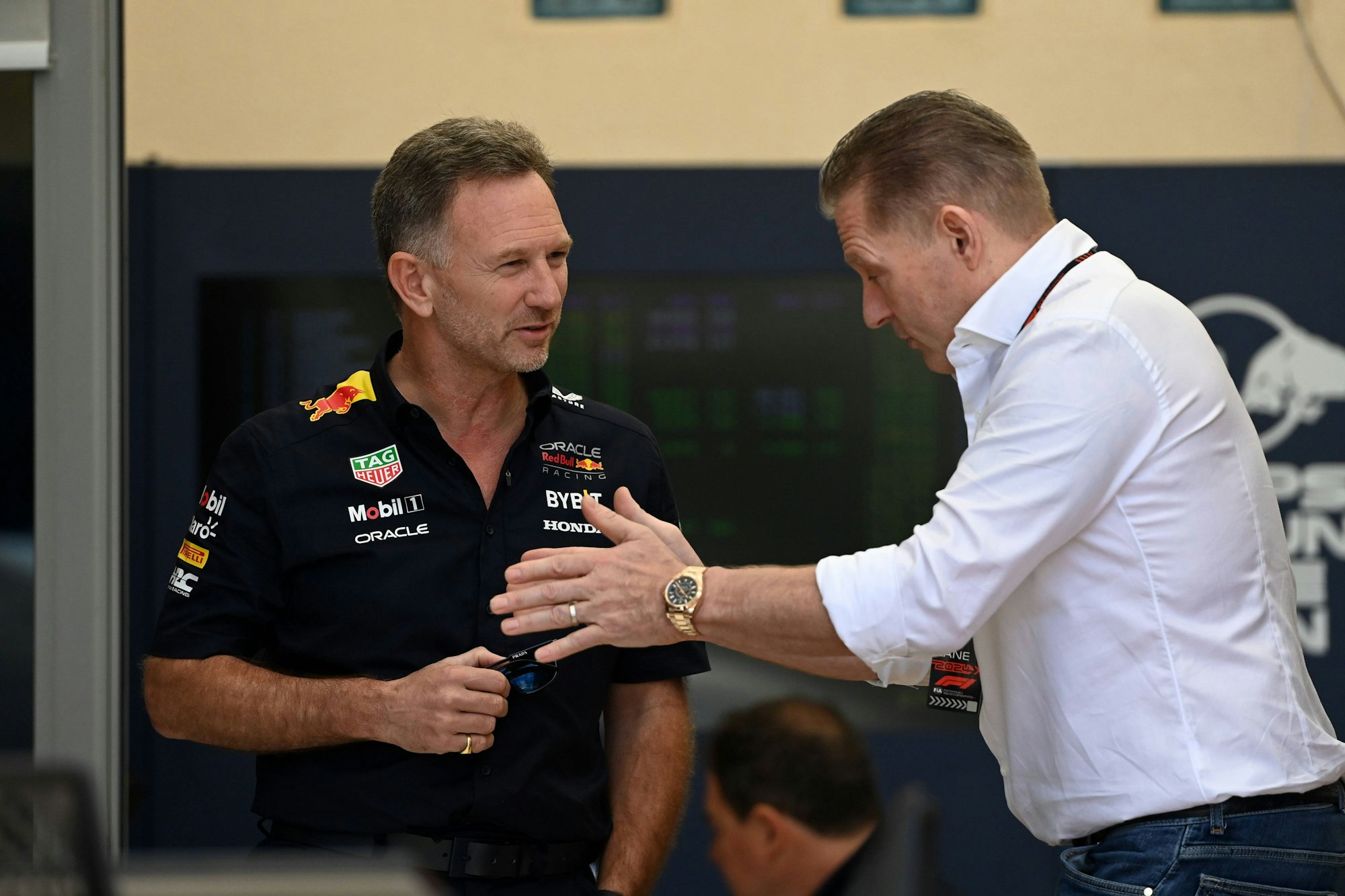 Red-Bull-Teamchef Christian Horner (l.) und Jos Verstappen unterhalten sich.