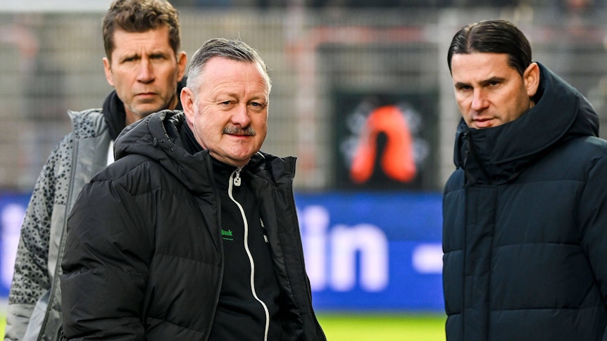 Roland Virkus steht neben Guido Streichsbier und Gerardo Seoane.
