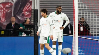 Shio Fukuda steht vor Jordan Siebatcheu.