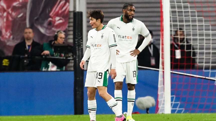 Shio Fukuda steht vor Jordan Siebatcheu.