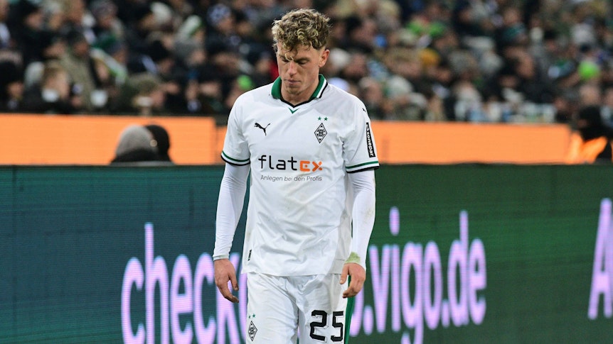 Robin Hack schaut enttäuscht auf den Boden.