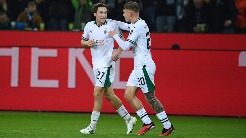 Rocco Reitz und Luca Netz freuen sich gemeinsam auf dem Platz.