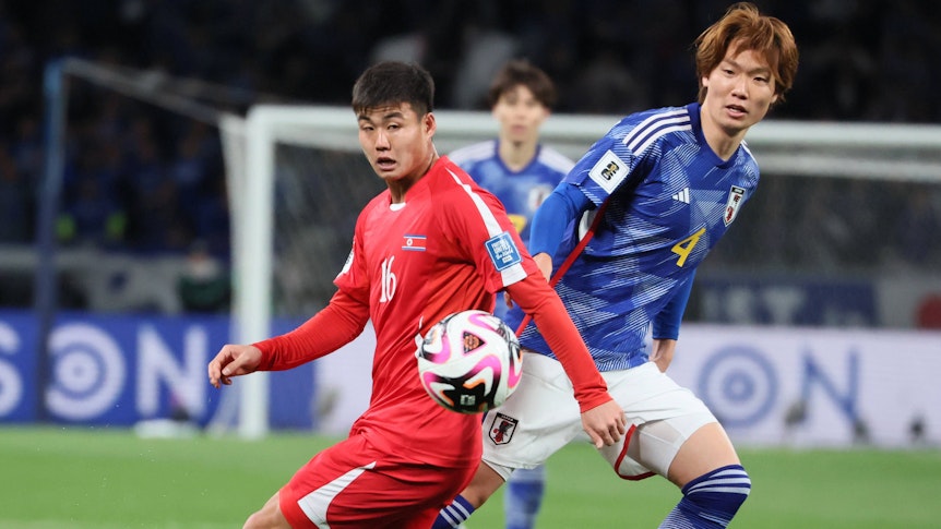 Zweikampf zwischen einem nordkoreanischen Spieler und Ko Itakura.