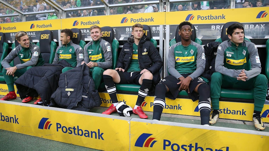 Eine Bank von Borussia Mönchengladbach mit Spielern auf den Stühlen.