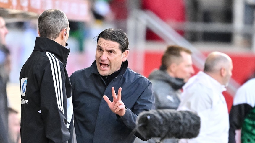 Gerardo Seoane im Gespräch mit dem Vierten Offiziellen.