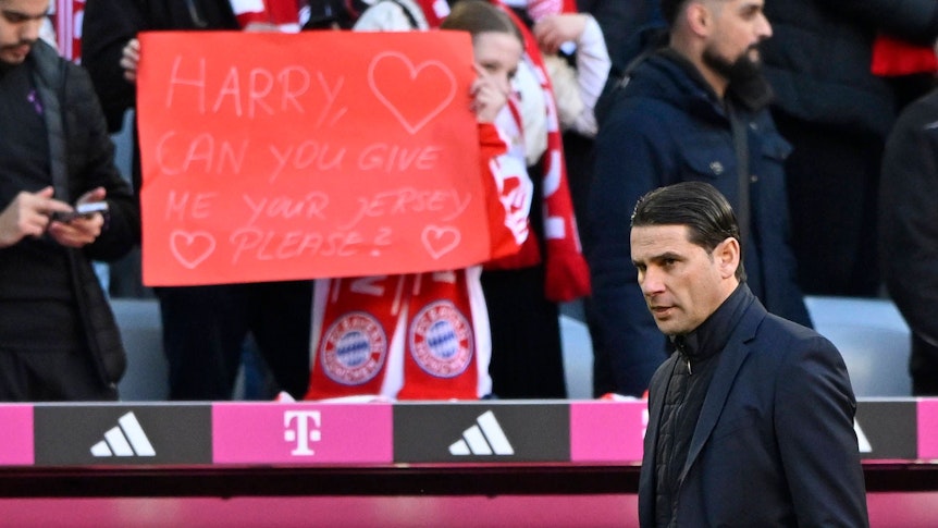 Gerardo Seoane am Spielfelrand.