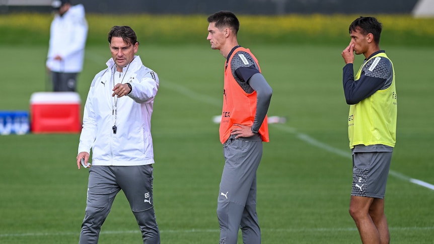 Gerardo Seoane gibt Fabio Chiarodia und Tomas Cvancara Anweisungen.