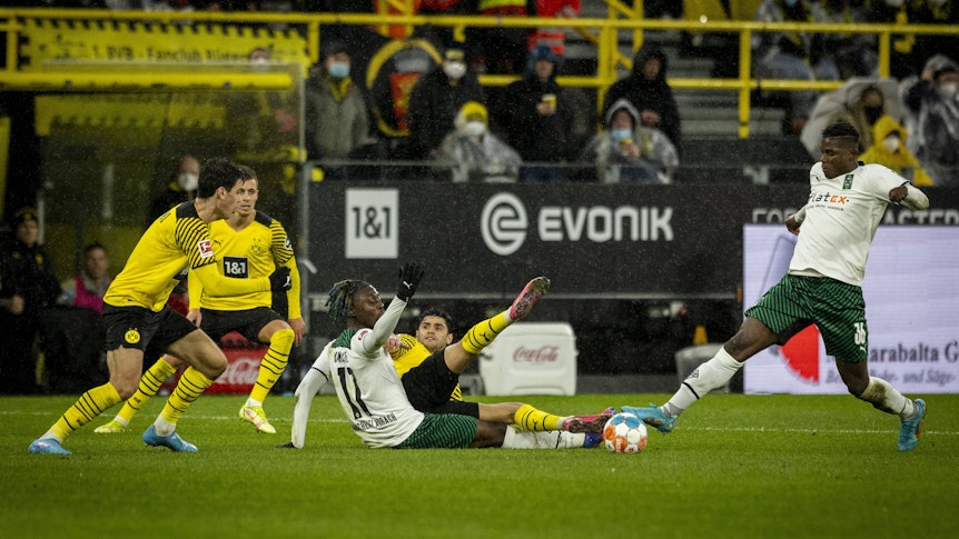 Manu Koné und Mo Dahoud im Kampf um den Ball.