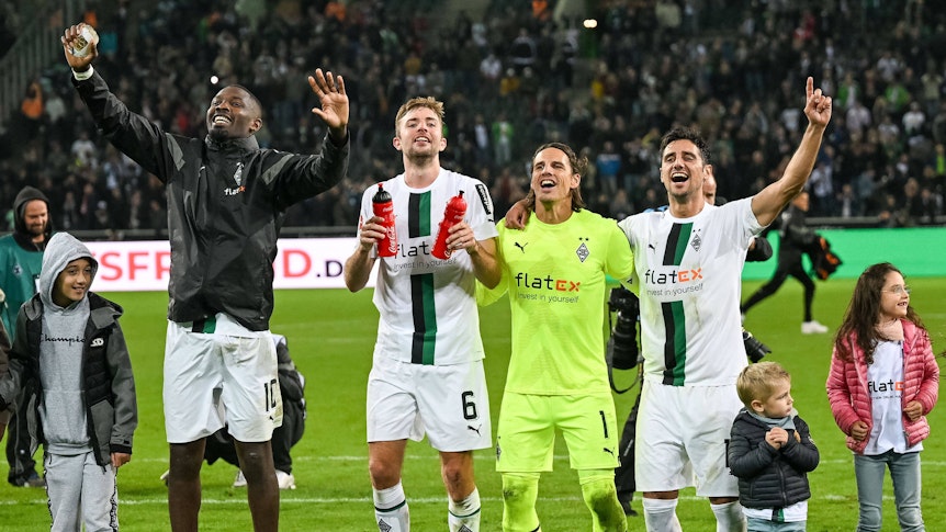 Marcus Thuram, Christoph Kramer, Yann Sommer und Lars Stindl feiern vor der Nordkurve.