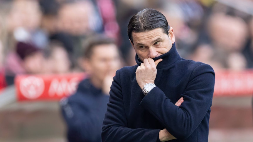 Gerardo Seoane schaut zur Seite.