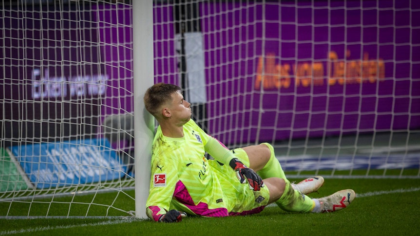 Moritz Nicolas liegt am Pfosten.