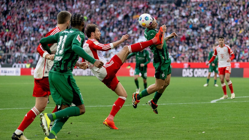 Leon Goretzka im Zweikampf gegen Rocco Reitz.