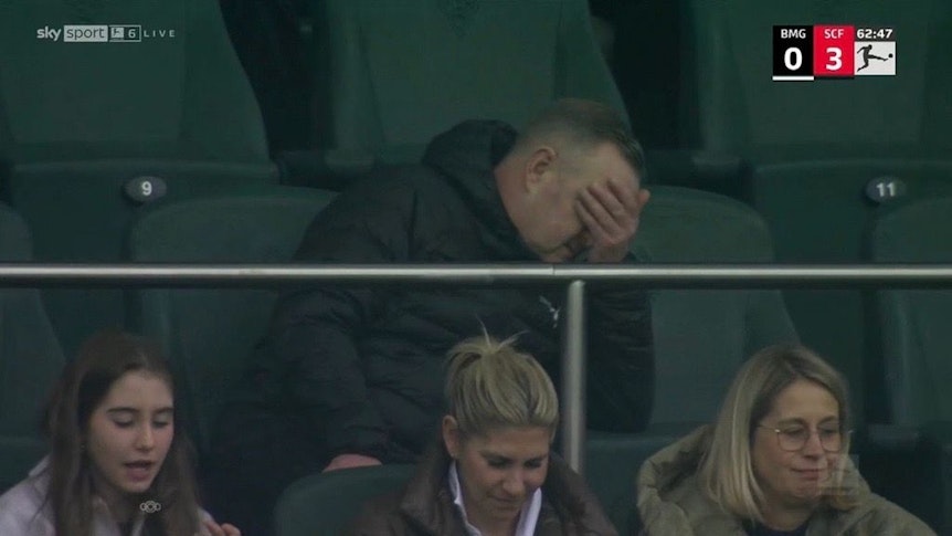 Roland Virkus fasst sich an den Kopf.