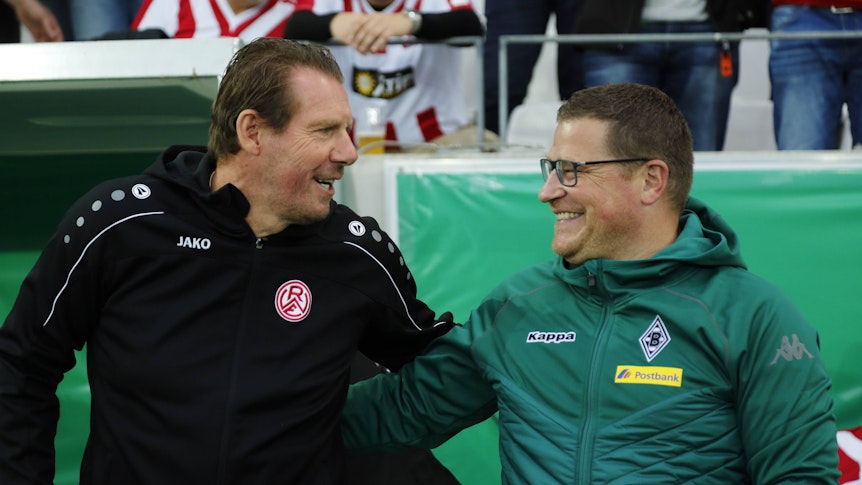 Sven Demandt legt seinen Arm um Max Eberl.