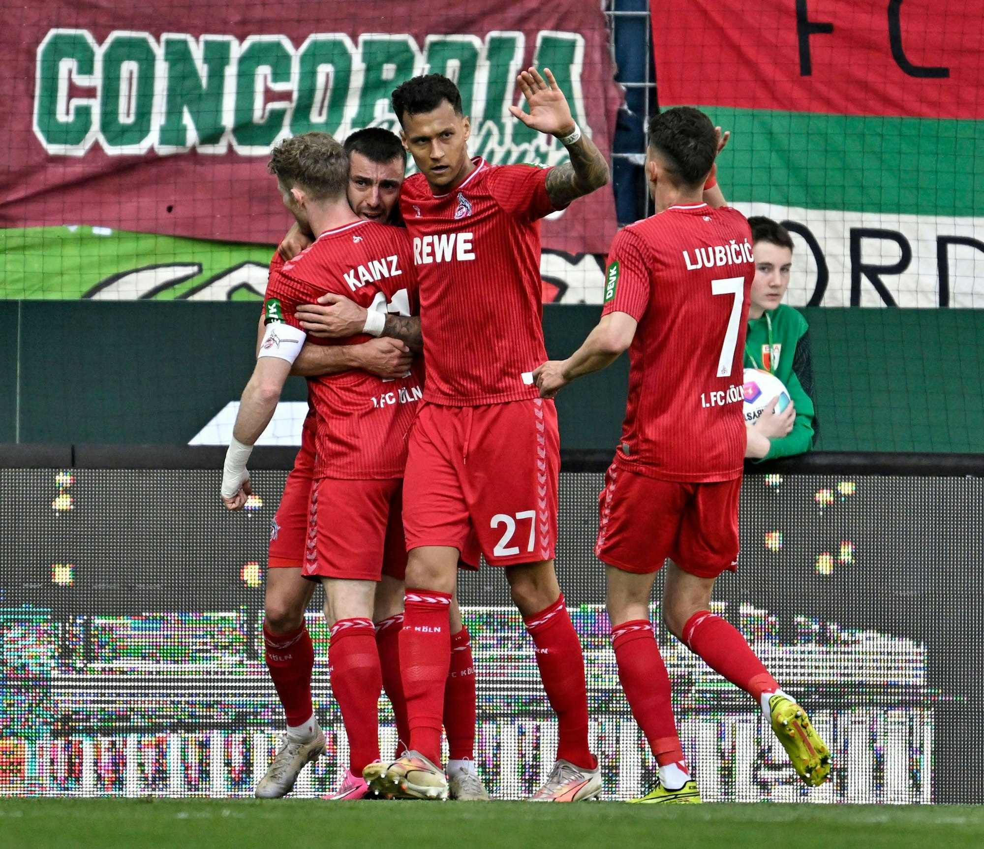 Die Spieler des 1. FC Köln jubeln über ein Tor gegen den FC Augsburg in der Bundesliga.