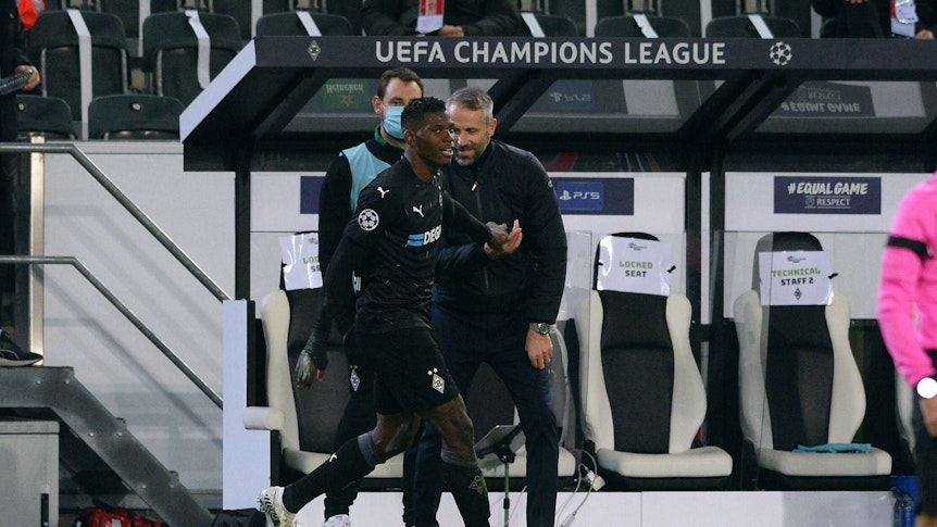 Breel Embolo beim Torjubel mit Marco Rose.
