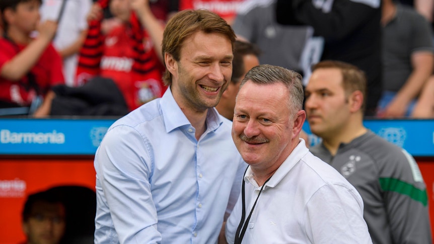 Roland Virkus umarmt Simon Rolfes.