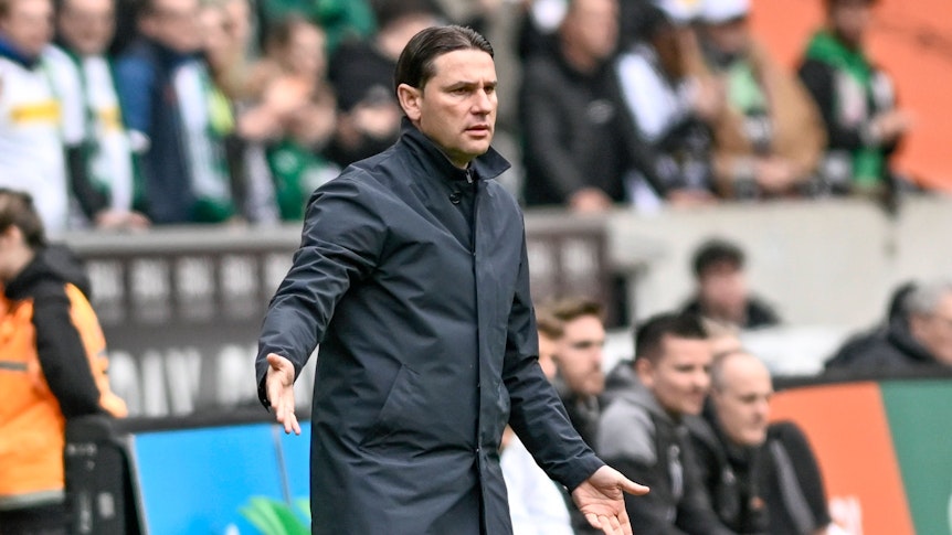Gerardo Seoane streckt beide Arme zur Seite heraus.