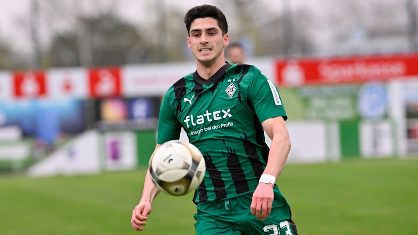Grant-Leon Ranos schaut auf den Ball.