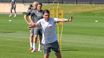 Gerardo Seoane gibt Anweisungen, Rocco Reitz und Oscar Fraulo schauen zu.