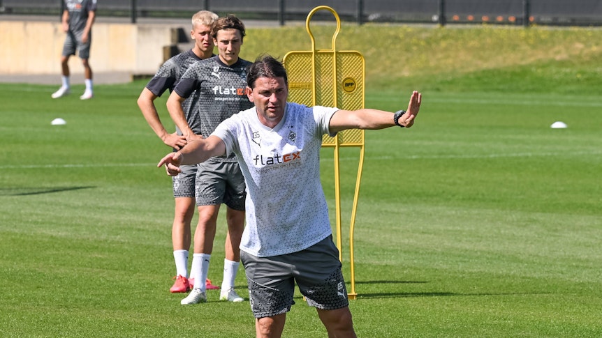Gerardo Seoane gibt Anweisungen, Rocco Reitz und Oscar Fraulo schauen zu.