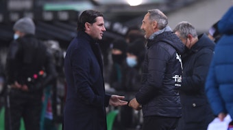 Gerardo Seoane und Adi Hütter unterhalten sich am Spielfeldrand.