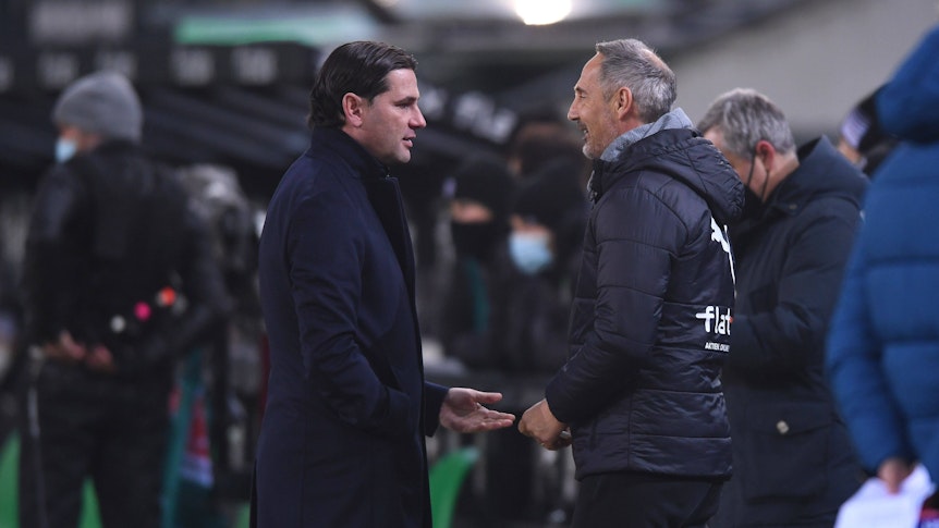 Gerardo Seoane und Adi Hütter unterhalten sich am Spielfeldrand.