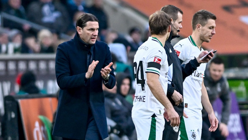 Tony Jantschke und Patrick Herrmann stehen zur Einwechslung bereit, Gerardo Seoane klatscht.