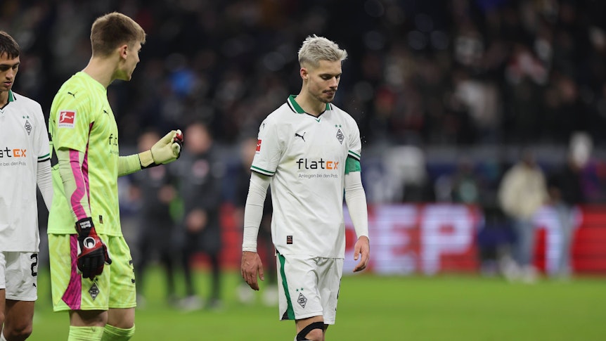 Julian Weigl schaut enttäuscht auf den Boden.