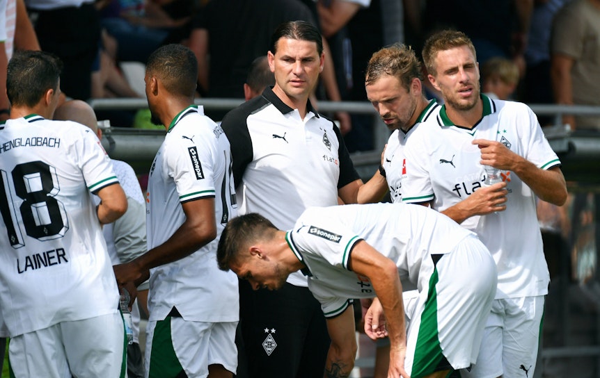 Gerardo Seoane gibt Führungsspielern Anweisungen.