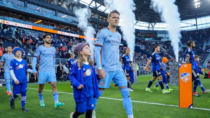 Hannes Wolf vor einem MLS-Spiel mit Einlaufkind.