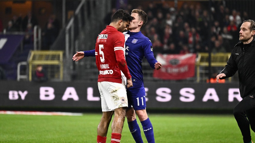 Tête-à-Tête zwischen Owen Wijndal und Thorgan Hazard.