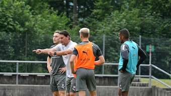 Gerardo Seoane gibt Rocco Reitz, Oscar Fraulo und Alassane Plea Anweisungen.