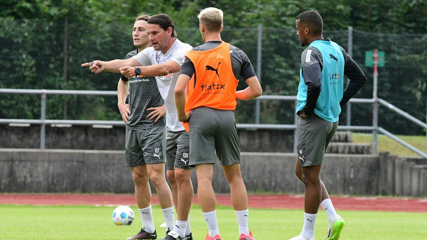 Gerardo Seoane gibt Rocco Reitz, Oscar Fraulo und Alassane Plea Anweisungen.