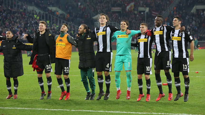 Borussia-Spieler feiern vor der Nordkurve.