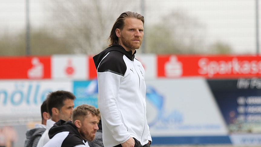Trainer der U23 von Borussia Mönchengladbach an der Seitenlinie.