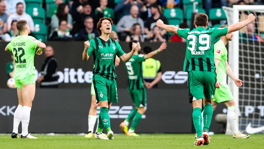 Ko Itakura und Max Wöber beim Torjubel.