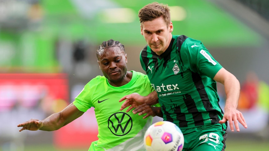 Spieler von Borussia Mönchengladbach im Zweikampf gegen den VfL Wolfsburg.