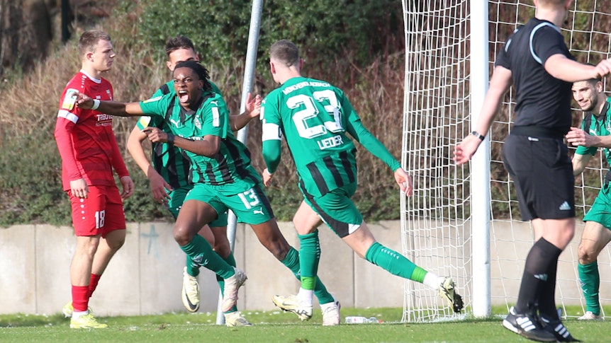 Spieler der U23 von Borussia Mönchengladbach bejubeln ein Tor.