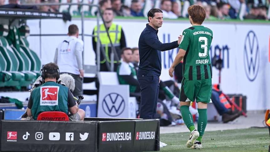 Gerardo Seoane schlägt mit Ko Itakura ein.