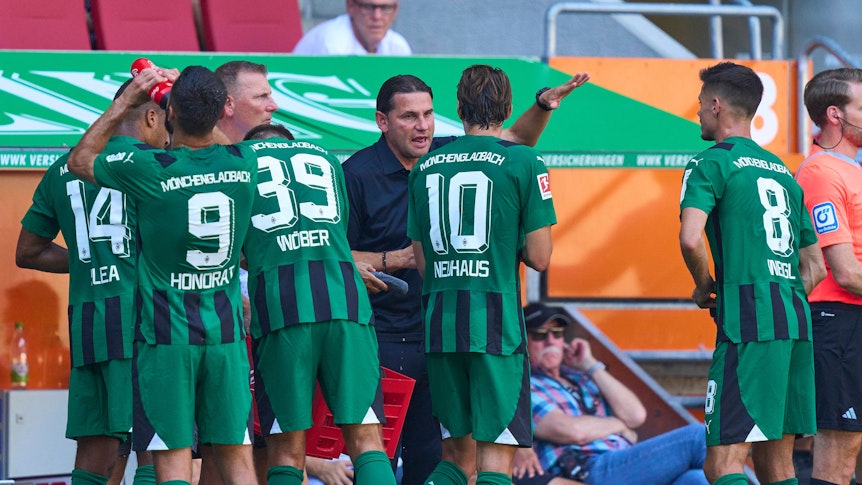 Gerardo Seoane im Austausch mit Flo Neuhaus und Julian Weigl.