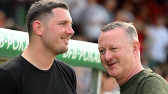 Nils Schmadtke vor einer Ersatzbank.