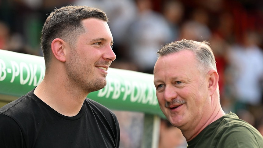 Nils Schmadtke vor einer Ersatzbank.