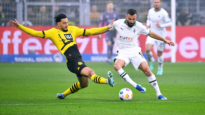 Ramy Bensebaini grätscht den Ball vor Franck Honorat weg.
