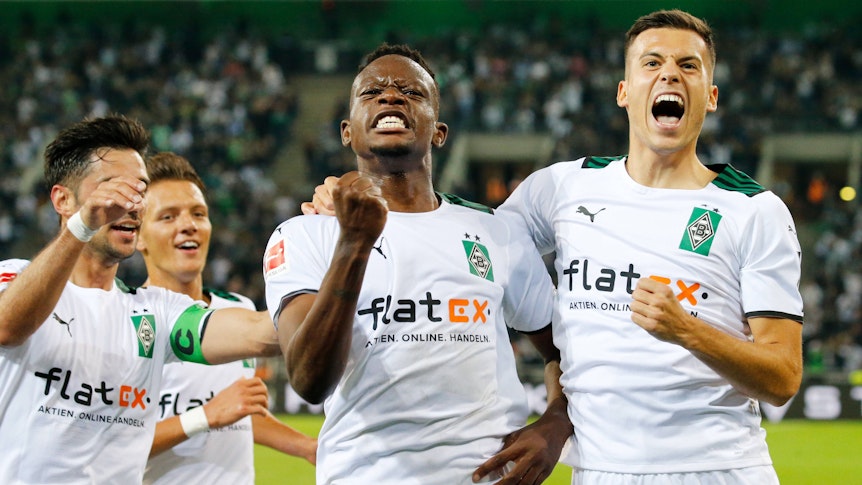 Denis Zakaria und Laszlo Benes springen zum Jubeln in die Luft.